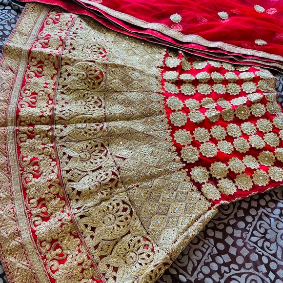 heavy lehenga with all over zari and stone work both side…just wear once - Picture 4 of 7
